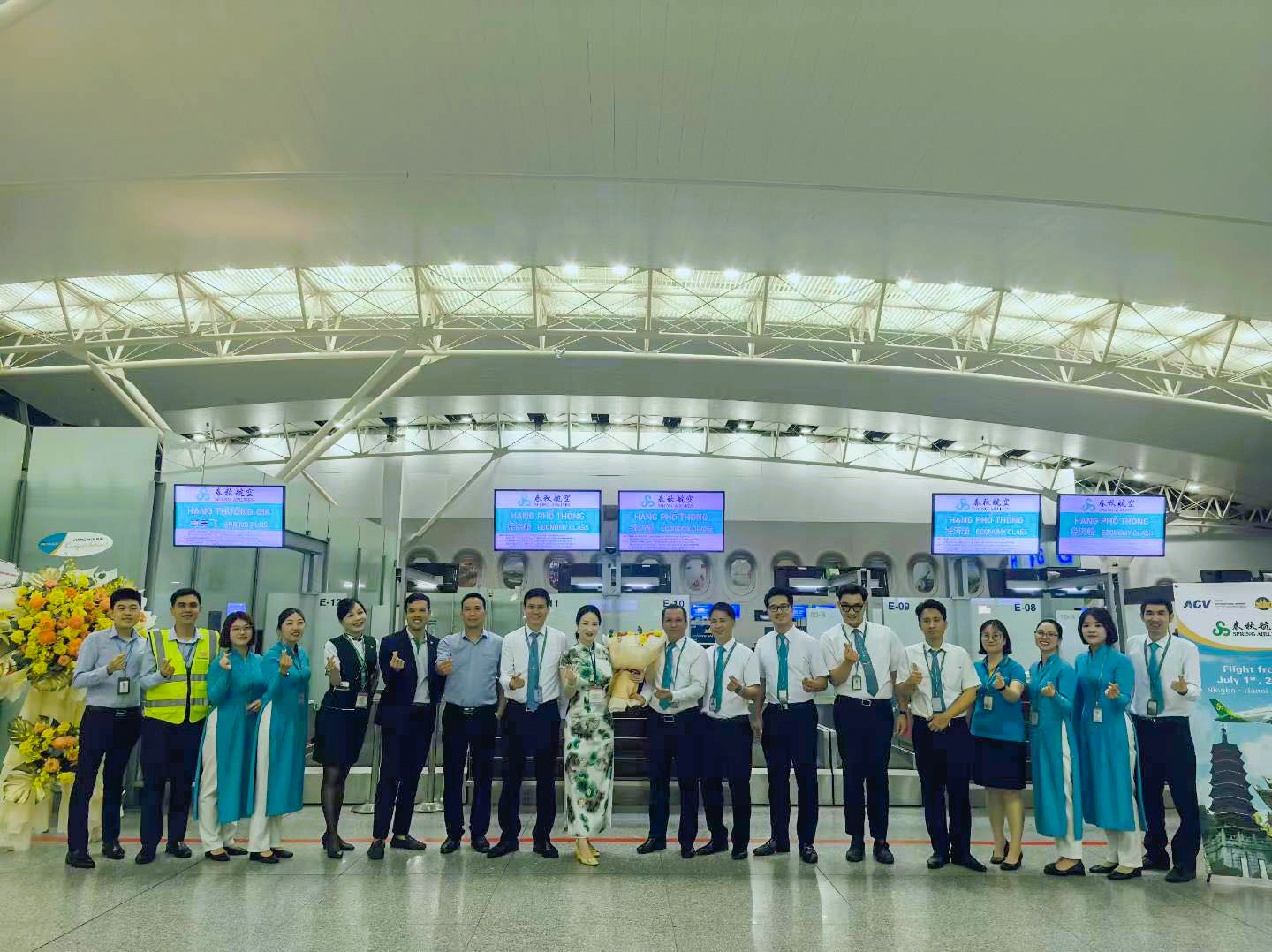 Cảng HKQT Nội Bài đón chuyến bay đầu tiên của Spring Airlines
